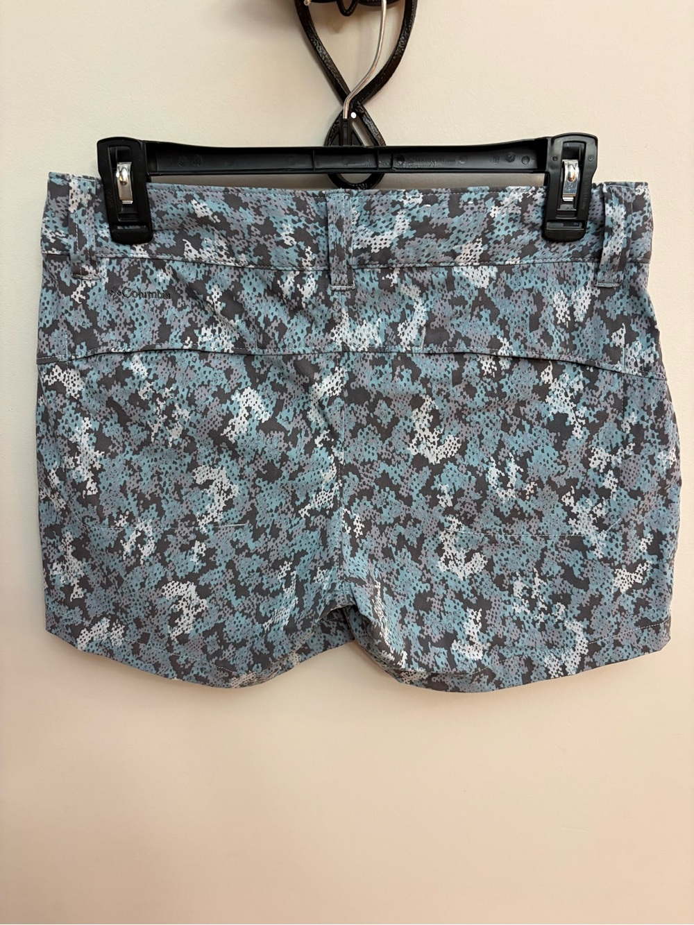 Columbia Omni-Shield Women Size 4 Camo Shorts Water-Resistant Like New - Picture 3 of 10